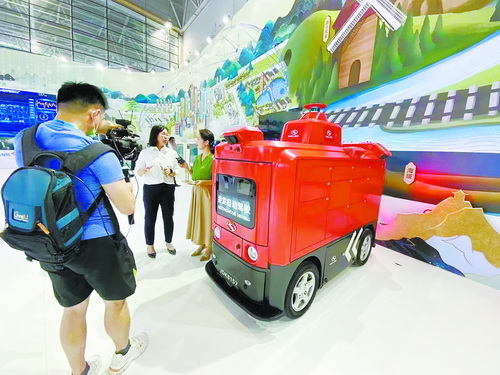 金龙客车展示自动驾驶设备。（金龙客车 提供）.jpg